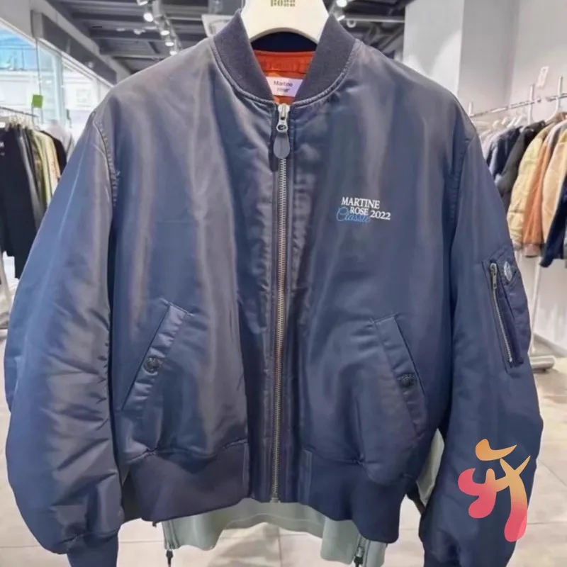 Retro American Heavyweight Filled Feather Cotton Martine Rose Bomber Jacket Navy Blue Nylon Windproof Cotton Coats Men Women
Retro American Heavyweight Filled Feather Cotton Martine Rose Bomber Jacket Navy Blue Nylon Windproof Cotton Coats Men Women