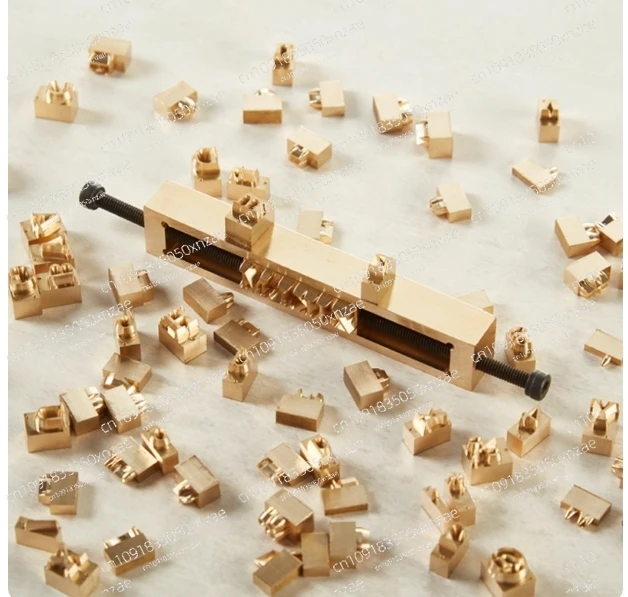 Customized copper mold, bronzing, embossing, leather goods logo, branding, spiral movable type mold, English alphanumeric symbol
Customized copper mold, bronzing, embossing, leather goods logo, branding, spiral movable type mold, English alphanumeric symbol