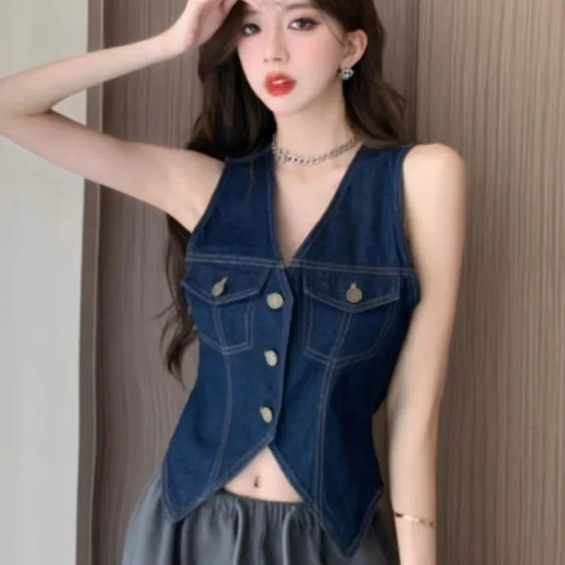 Retro Hong Kong Style CHIC Denim Vest Female Summer Thin V-neck Sleeveless Slim Short Cardigan Top Super Cool Fashion 2024 New
Retro Hong Kong Style CHIC Denim Vest Female Summer Thin V-neck Sleeveless Slim Short Cardigan Top Super Cool Fashion 2024 New