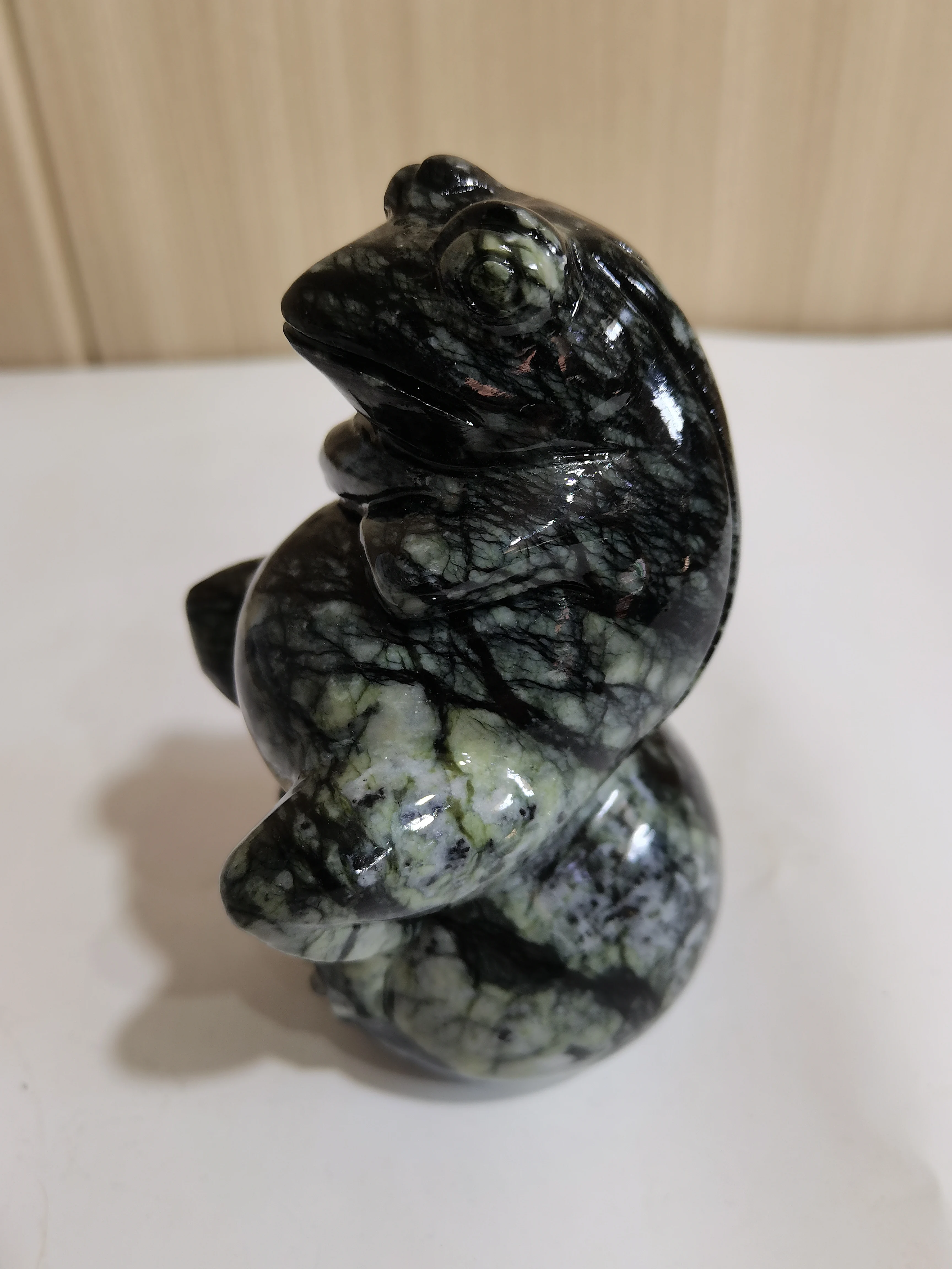 12cm Frog Statue Natural Crystal Stone Carving Healing Animal Figurine Home Aquarium Decor Gift
12cm Frog Statue Natural Crystal Stone Carving Healing Animal Figurine Home Aquarium Decor Gift