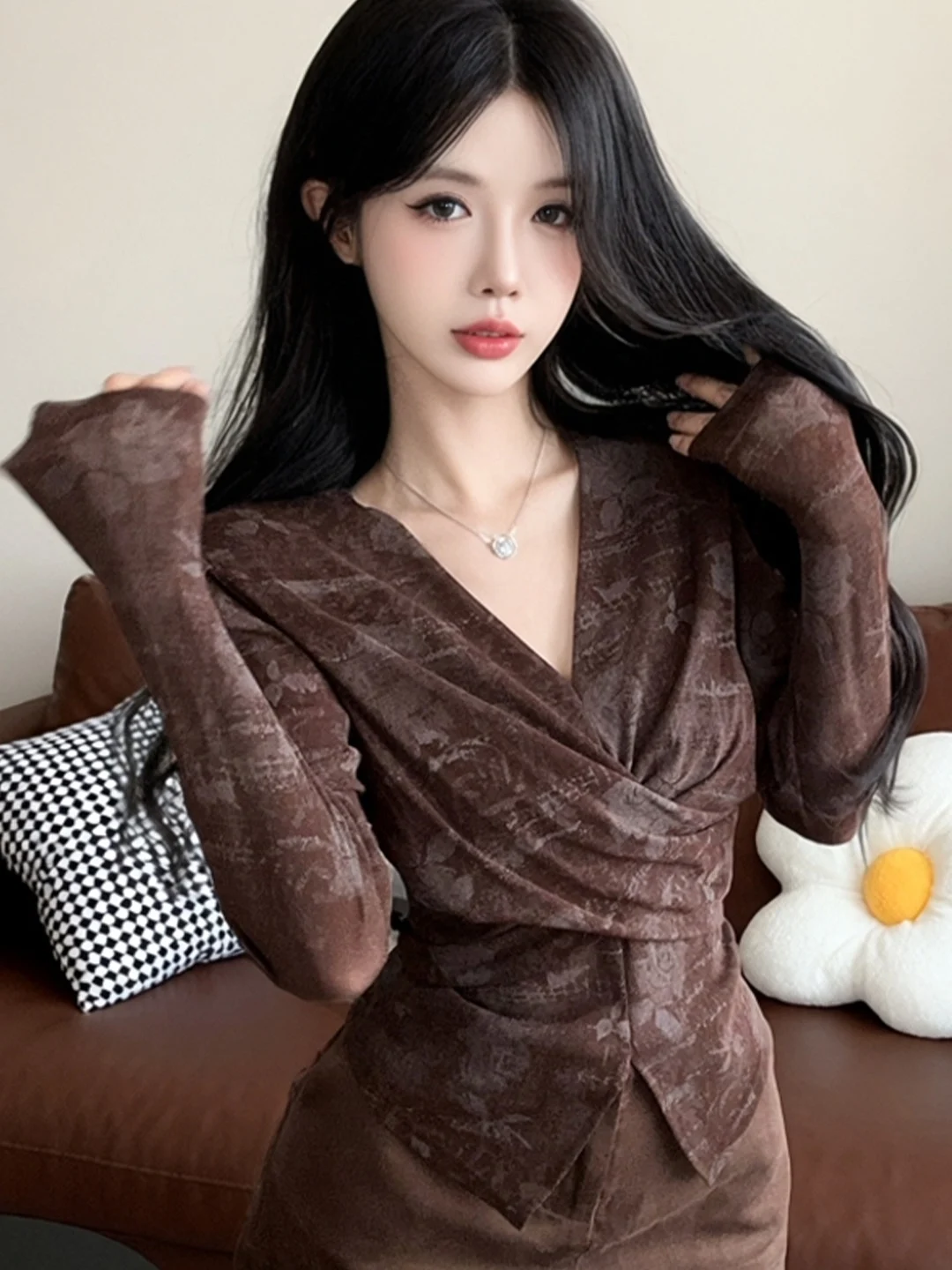 Retro Embroidered Casual Women's Shirt Asymmetrical Knot Fashionable Breathable Polyester Fiber Long Sleeve V-neck Top
Retro Embroidered Casual Women's Shirt Asymmetrical Knot Fashionable Breathable Polyester Fiber Long Sleeve V-neck Top