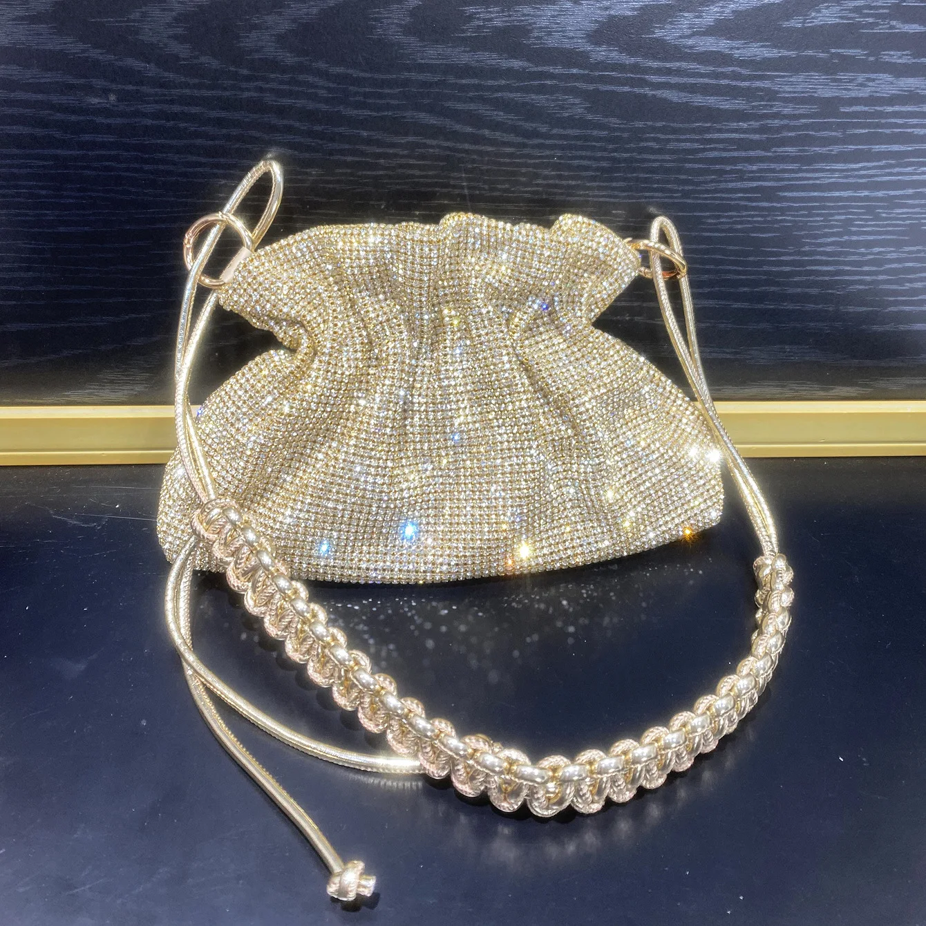 Full Rhinestone Drawstring Bucket Bag For Women European and American Fashion Luxury Design Shining Evening Crossbody Bags
Full Rhinestone Drawstring Bucket Bag For Women European and American Fashion Luxury Design Shining Evening Crossbody Bags