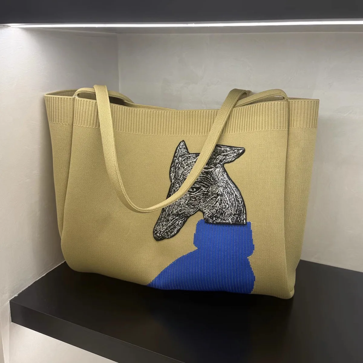 2025 Winter Knitted Striped Tote Bag Computer Commuter Shoulder Bag Dog Pattern Design Loose Feel Polyester Casual Bag
2025 Winter Knitted Striped Tote Bag Computer Commuter Shoulder Bag Dog Pattern Design Loose Feel Polyester Casual Bag