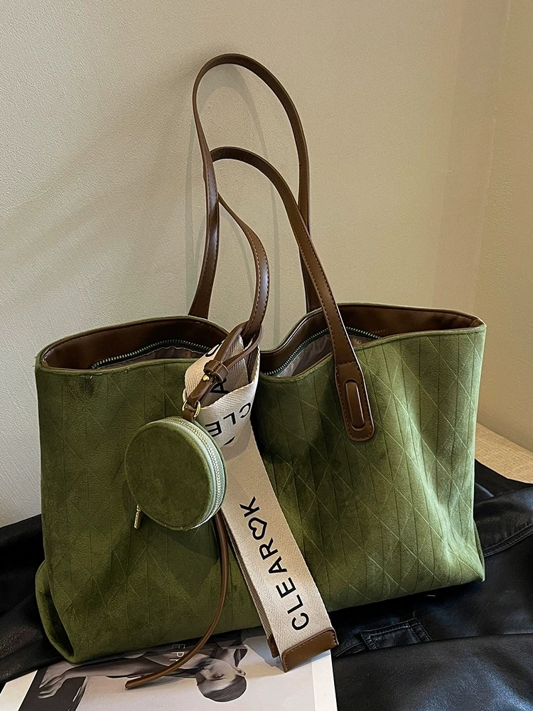 Retro high-end versatile tote bag for women, lightweight and large capacity casual commuting single shoulder armpit BAGS
Retro high-end versatile tote bag for women, lightweight and large capacity casual commuting single shoulder armpit BAGS