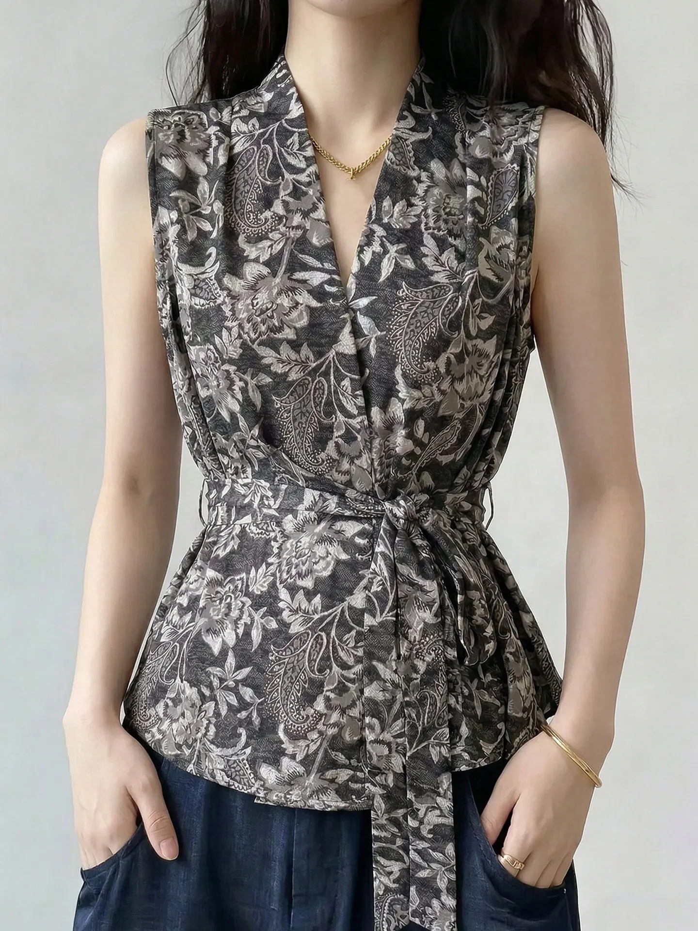 Retro V-Neck Sleeveless Vest 2026 Summer Design Sense Waist-Cinching Fashionable High-End Feeling Top Women's Silk Shirt
Retro V-Neck Sleeveless Vest 2026 Summer Design Sense Waist-Cinching Fashionable High-End Feeling Top Women's Silk Shirt