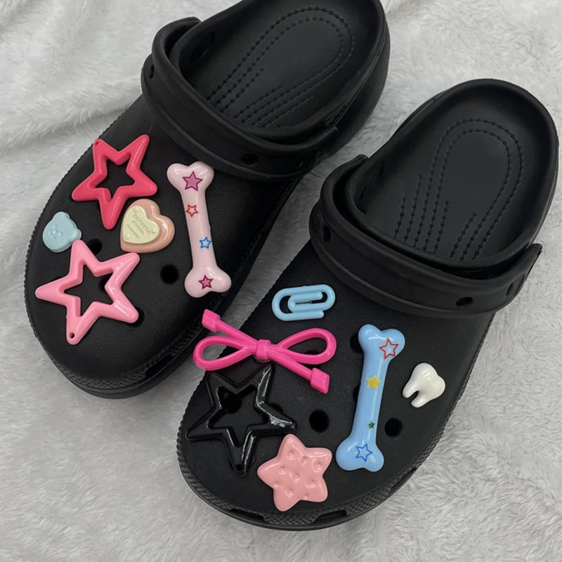 Streetwear Bones Stars Y2k Shoe Accessories 2026 New Bowknot 3D DIY Hole Shoe Buckle Summer 6/11PCS Fashion Shoe Charms Set
Streetwear Bones Stars Y2k Shoe Accessories 2026 New Bowknot 3D DIY Hole Shoe Buckle Summer 6/11PCS Fashion Shoe Charms Set