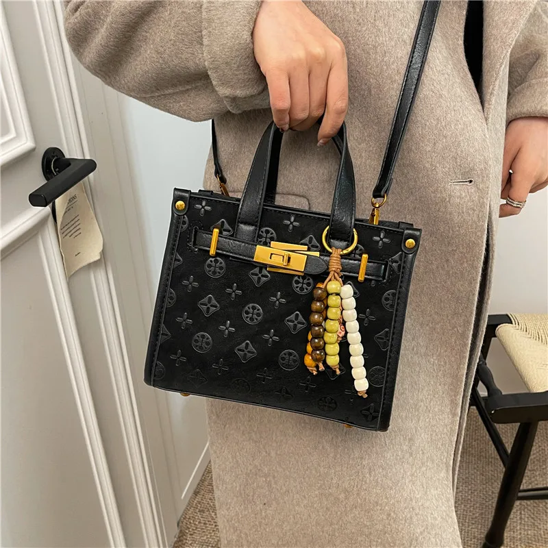 Модная модная сумка-мессенджер большой вместимости для деловых женщин с кожаным винтажным дизайном и логотипом
Модная модная сумка-мессенджер большой вместимости для деловых женщин с кожаным винтажным дизайном и логотипом