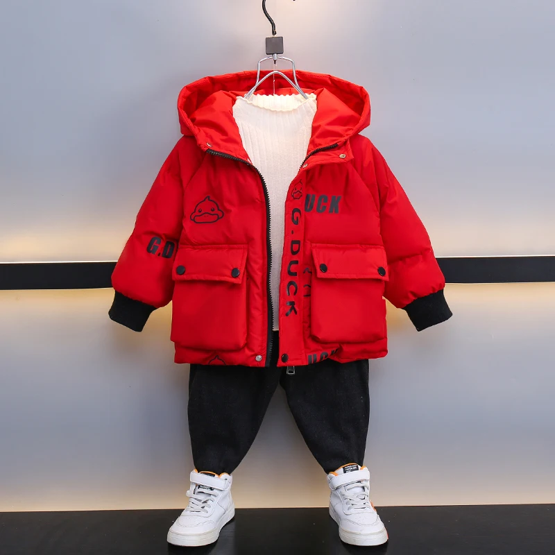 Красная утепленная хлопковая куртка для маленьких мальчиков Duling Design, зимняя одежда, водонепроницаемая, утолщенная, с капюшоном, на молнии, молодежная мода
Красная утепленная хлопковая куртка для маленьких мальчиков Duling Design, зимняя одежда, водонепроницаемая, утолщенная, с капюшоном, на молнии, молодежная мода