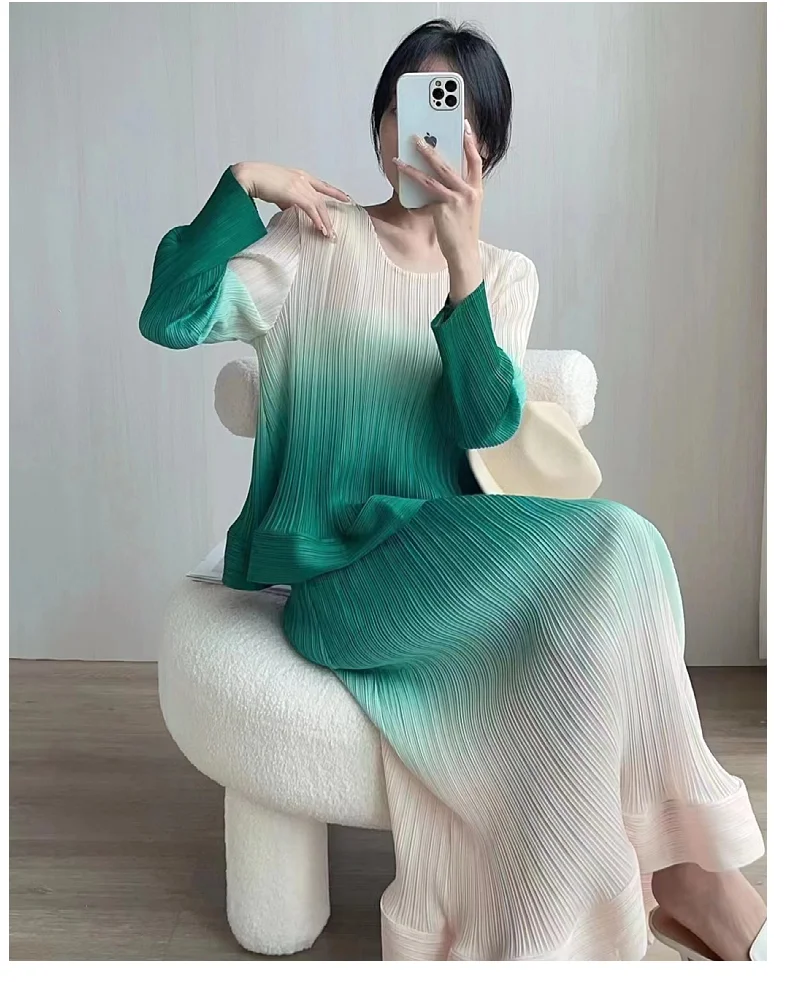HOT SELLING Miyake LONG sleeve o-neck T-shirt + Straight skirt Gradient suit IN STOCK
HOT SELLING Miyake LONG sleeve o-neck T-shirt + Straight skirt Gradient suit IN STOCK