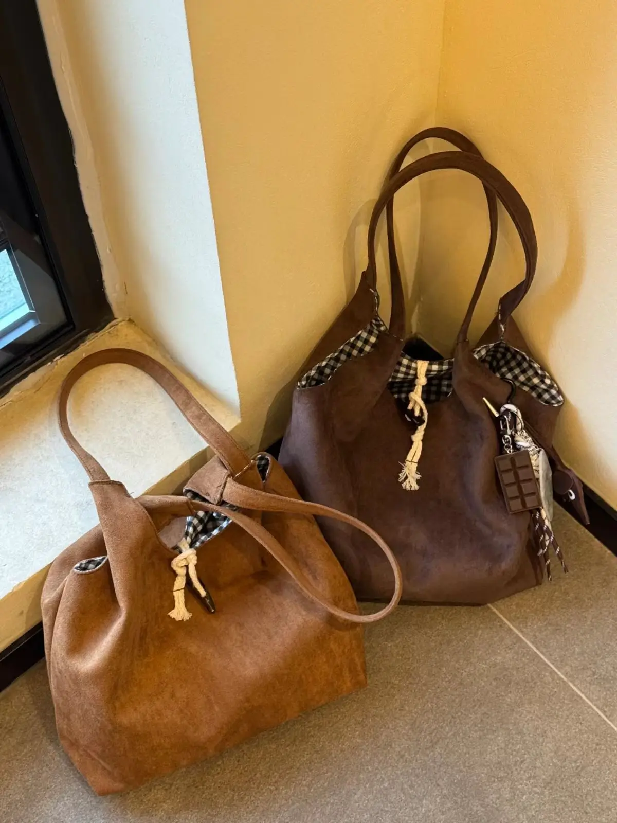 Корейская двусторонняя замшевая сумка-тоут в стиле ретро, женская большая вместительная сумка через плечо, осенне-зимнее новое поступление
Корейская двусторонняя замшевая сумка-тоут в стиле ретро, женская большая вместительная сумка через плечо, осенне-зимнее новое поступление