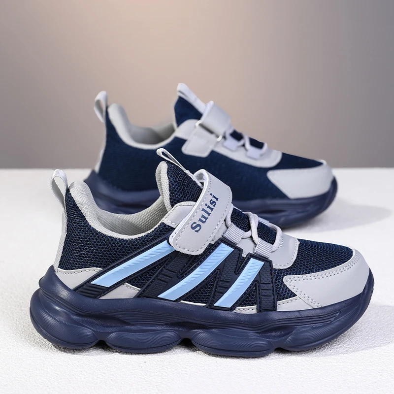 A pair of boys' sports shoes, with breathable mesh upper, shock-absorbing toe cap, lightweight body, and anti-slip soleJT-W5586
A pair of boys' sports shoes, with breathable mesh upper, shock-absorbing toe cap, lightweight body, and anti-slip soleJT-W5586
