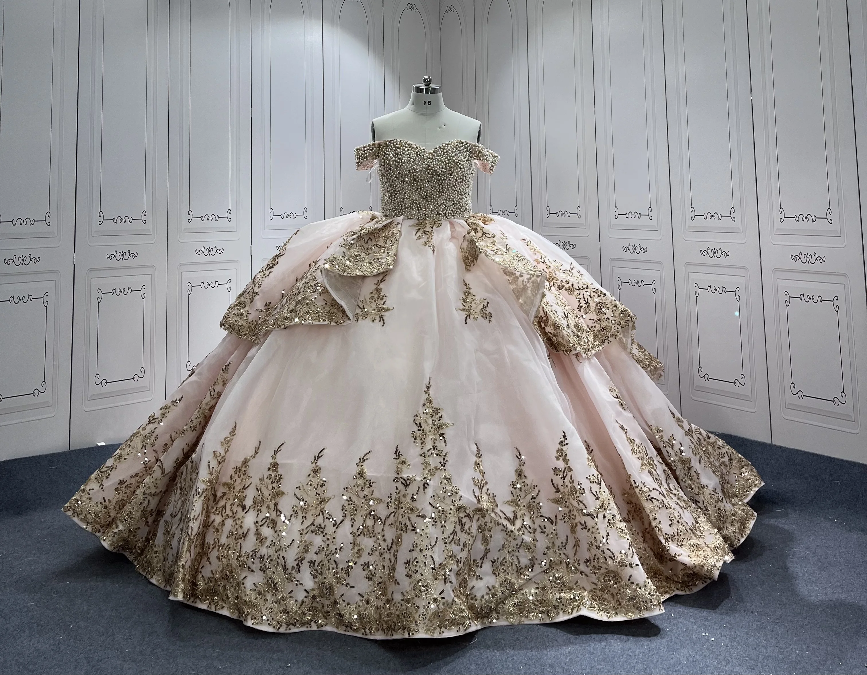 Customized Luxury Off Shoulder Ball Gown Pink Quinceanera Dress 2024 Princess Pearl Vestidos De 15 Anos
Customized Luxury Off Shoulder Ball Gown Pink Quinceanera Dress 2024 Princess Pearl Vestidos De 15 Anos