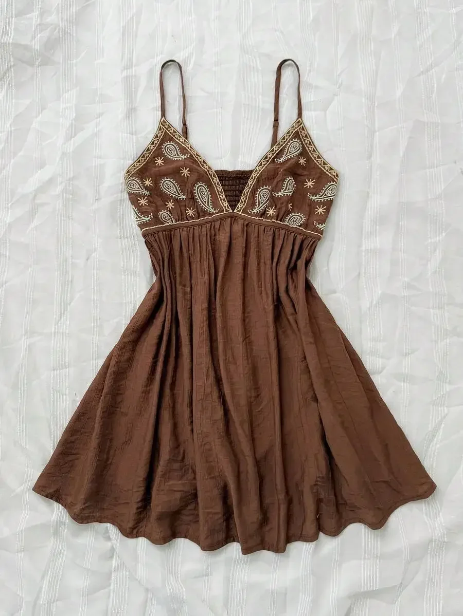 Brown Spaghetti Strap V-Neck Embroidered Paisley A-Line Mini Dress Bohemian Casual Summer
Brown Spaghetti Strap V-Neck Embroidered Paisley A-Line Mini Dress Bohemian Casual Summer
