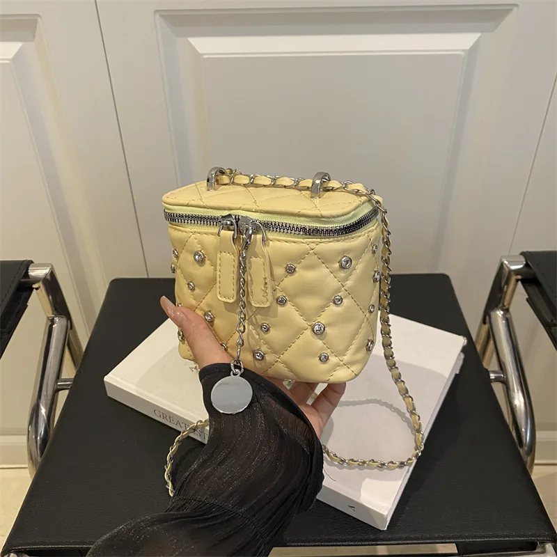 Маленькие квадратные сумки на плечо с заклепками для женщин, стильная простая женская сумка через плечо с цепочкой, кошелек для девочек, сумка из искусственной кожи
Маленькие квадратные сумки на плечо с заклепками для женщин, стильная простая женская сумка через плечо с цепочкой, кошелек для девочек, сумка из искусственной кожи