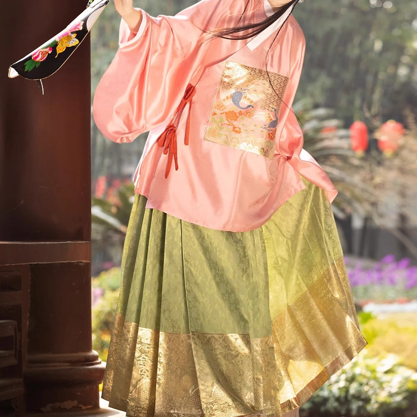 Оригинальная юбка-ханьфу в стиле династии Мин с золотым плетением, двойным вырезом и перфорацией, из полиэфирного волокна, 100% полиэстер
Оригинальная юбка-ханьфу в стиле династии Мин с золотым плетением, двойным вырезом и перфорацией, из полиэфирного волокна, 100% полиэстер