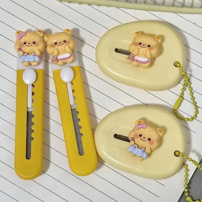 Miniso нож с изображением милого лютикового медведя, мультяшный желтый, для студентов, портативный многофункциональный ручной нож для счета, нож для резки бумаги
Miniso нож с изображением милого лютикового медведя, мультяшный желтый, для студентов, портативный многофункциональный ручной нож для счета, нож для резки бумаги