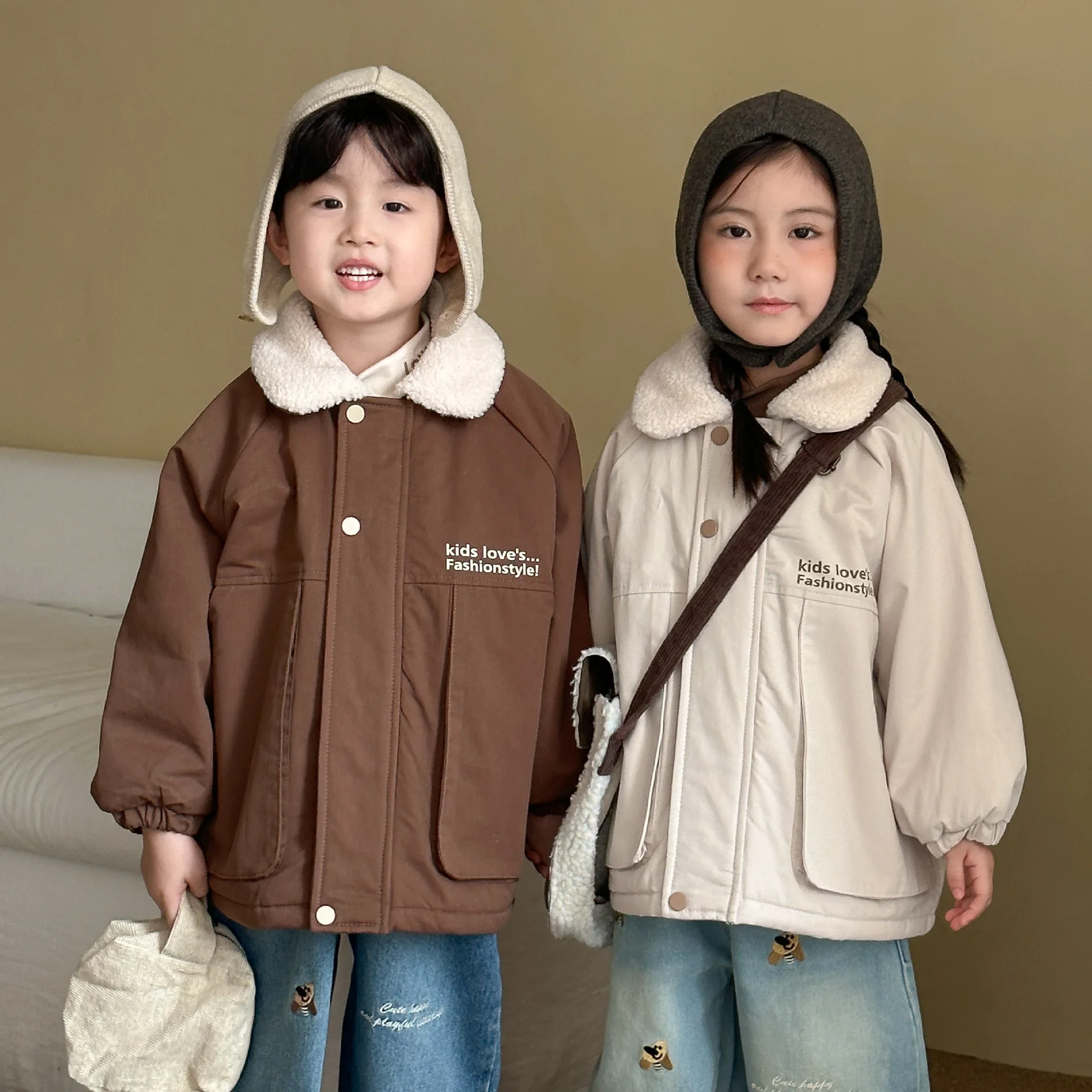 2025 Winter New Children Padded Jacket Plus Velvet Thick Boys Warm Lapel Coat Letter Print Girls Fleece Jacket Kids Clothes
2025 Winter New Children Padded Jacket Plus Velvet Thick Boys Warm Lapel Coat Letter Print Girls Fleece Jacket Kids Clothes