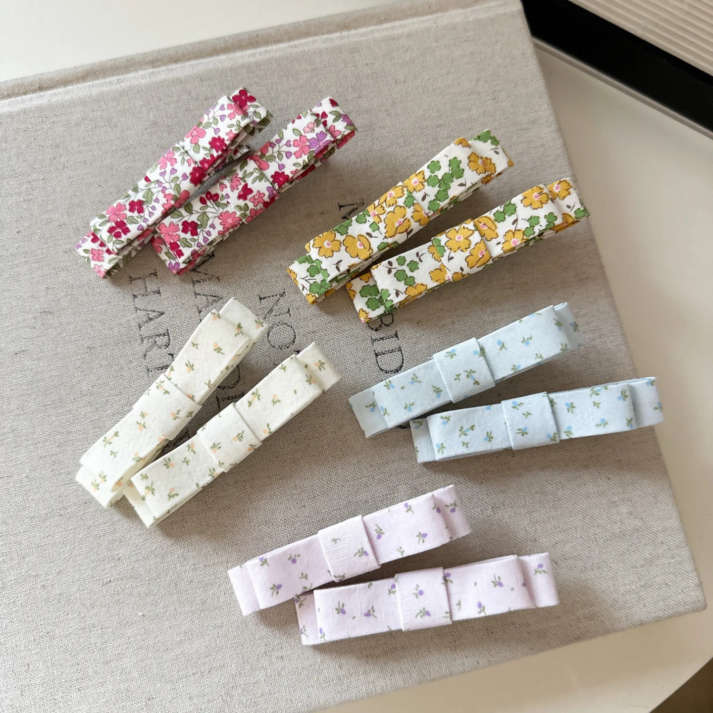 Premium Fabric Bow Hair Clip Floral Print for Side Bangs and Flyaway Cute Elegant Korean Style Lightweight Portable Daily
Premium Fabric Bow Hair Clip Floral Print for Side Bangs and Flyaway Cute Elegant Korean Style Lightweight Portable Daily