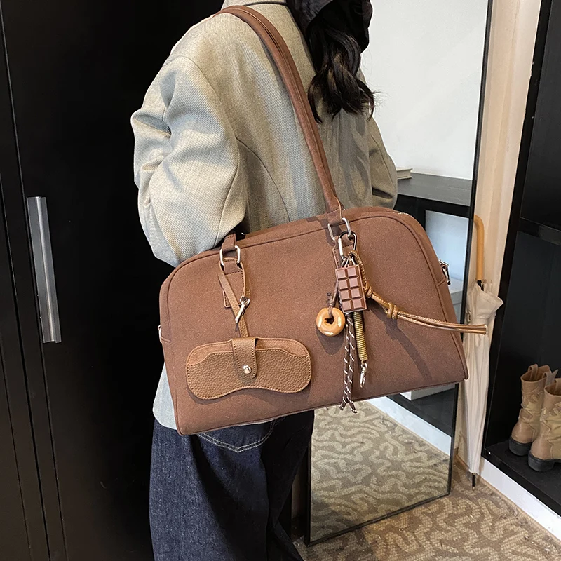 2026 Luxury Big Size Suede Bowling Bag for Women Pure Color Shoulder Bag Large Capacity Crossbody Designer Handbag
2026 Luxury Big Size Suede Bowling Bag for Women Pure Color Shoulder Bag Large Capacity Crossbody Designer Handbag