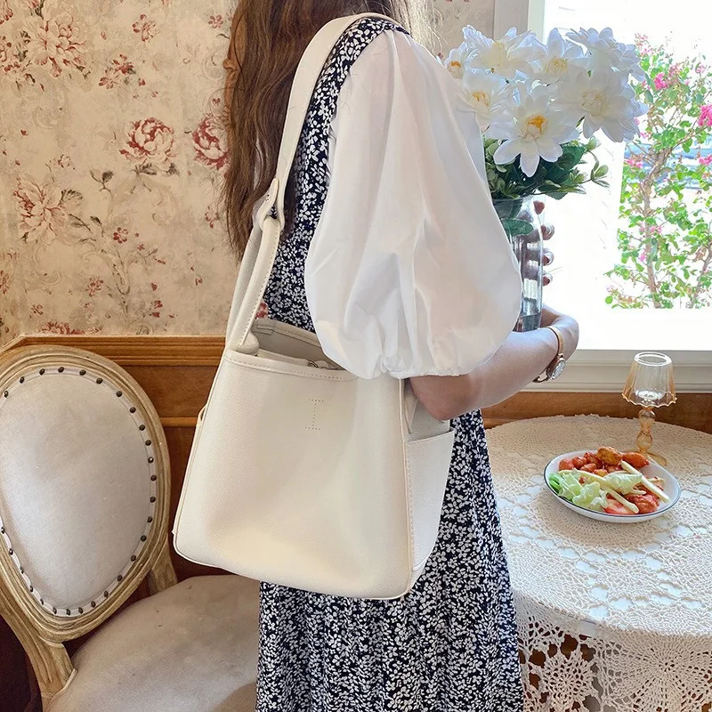 2026 New Women Korean Style Luxury Bag Lady Fresh Summer Beige Large Capacity Handbag Female Daily Lightweight Shoulder Bags
2026 New Women Korean Style Luxury Bag Lady Fresh Summer Beige Large Capacity Handbag Female Daily Lightweight Shoulder Bags