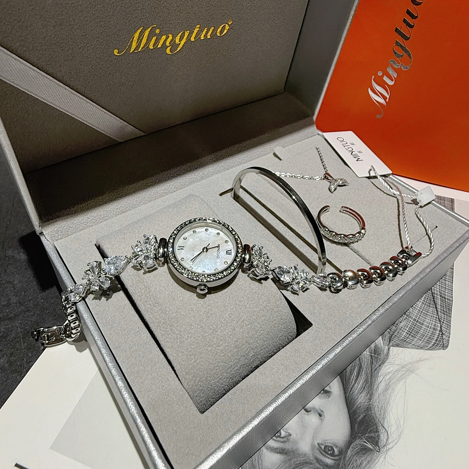 Butterfly Strap Design Women's Watch Set Light Luxury Fashion Bracelet Style Girl's Watch Elegant Full Diamond Luxury Watch Set
Butterfly Strap Design Women's Watch Set Light Luxury Fashion Bracelet Style Girl's Watch Elegant Full Diamond Luxury Watch Set