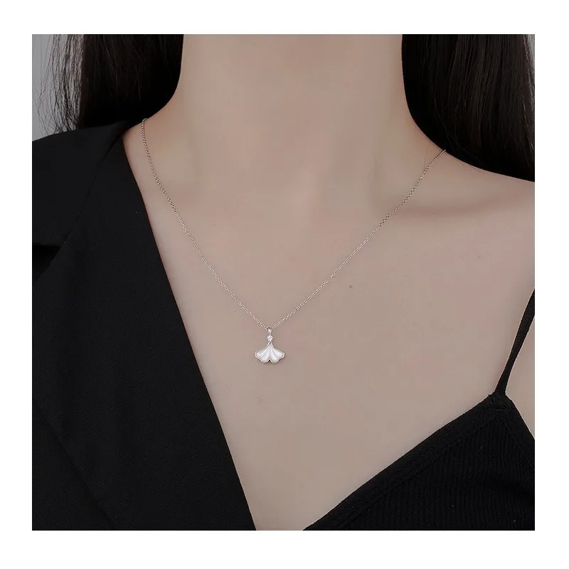 Elegant Temperament Diamond-encrusted White Fritillary Pendant Apricot Leaf Necklace Simple Small Skirt Collarbone Chain
Elegant Temperament Diamond-encrusted White Fritillary Pendant Apricot Leaf Necklace Simple Small Skirt Collarbone Chain