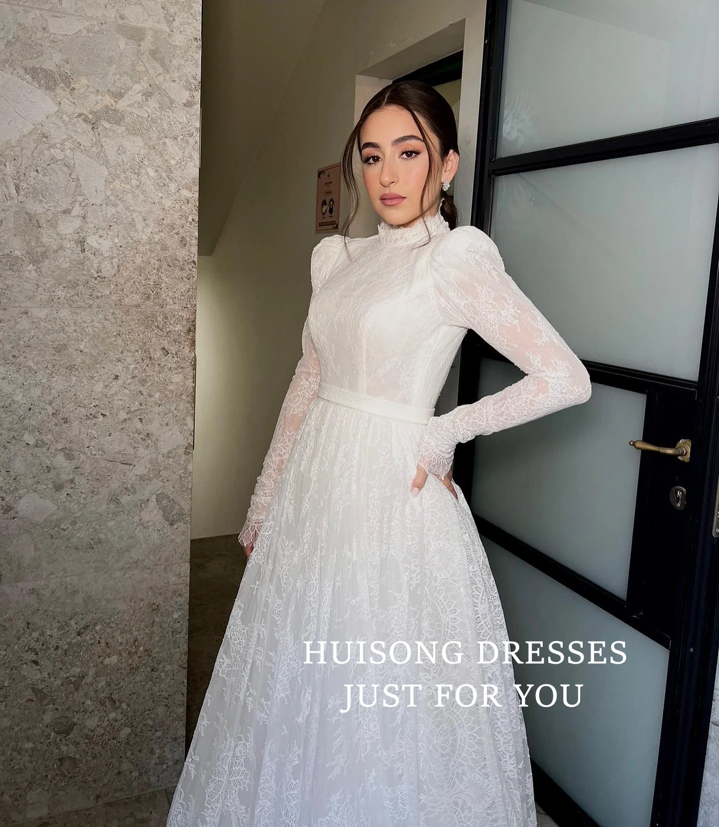 HUISONG Customized Muslim Lace Appliques Wedding Dresses High-Neck Long Sleeves A-Line Beach Modest Bridal Gown שמלת כלה
HUISONG Customized Muslim Lace Appliques Wedding Dresses High-Neck Long Sleeves A-Line Beach Modest Bridal Gown שמלת כלה