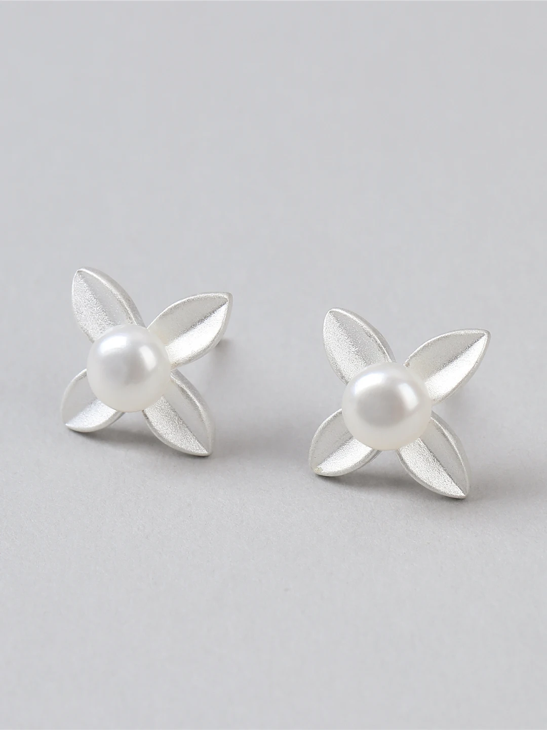 Fanling Artistic Vintage Hollow Flower Pearl Earrings Natural Freshwater Pearl S925 Sterling Silver Fashionable Jewelry
Fanling Artistic Vintage Hollow Flower Pearl Earrings Natural Freshwater Pearl S925 Sterling Silver Fashionable Jewelry