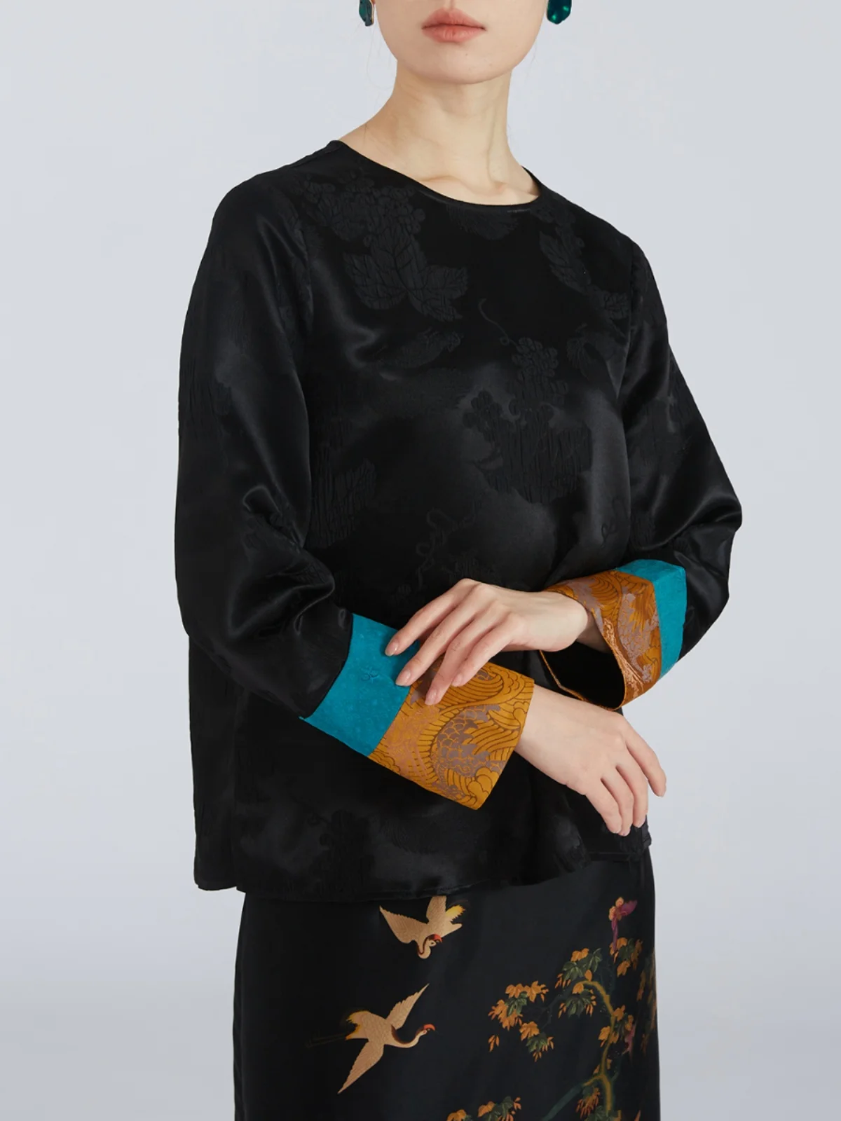 Spring 2025 Finish Shirts And Blouses Long Sleeve Ladies Top Solid Color Round Neck New Chinese Style Mulberry Silk Clothes
Spring 2025 Finish Shirts And Blouses Long Sleeve Ladies Top Solid Color Round Neck New Chinese Style Mulberry Silk Clothes