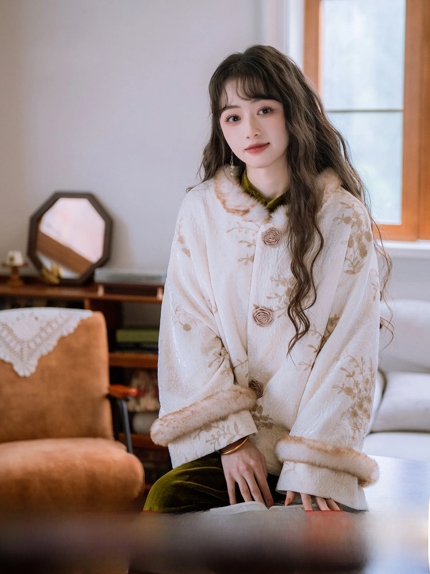 Warm Fleece Lined Floral Embroidery Vintage Style Women's Coat And Wide Leg Pants Set Chinese National Style Winter New Arrival
Warm Fleece Lined Floral Embroidery Vintage Style Women's Coat And Wide Leg Pants Set Chinese National Style Winter New Arrival