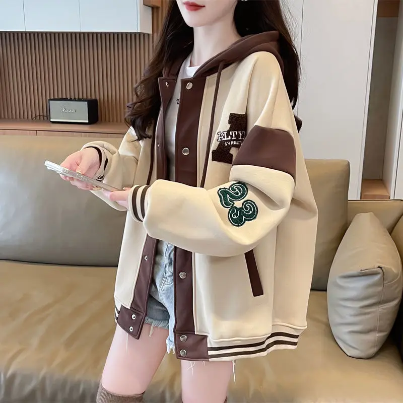 Бейсбольные куртки оранжевого и серого цвета для женщин, осенние, с меховой отделкой, в стиле Racer Chic, для пар, повседневные, с V-образным вырезом, бомберы с декоративным поясом на кнопках, для активного отдыха
Бейсбольные куртки оранжевого и серого цвета для женщин, осенние, с меховой отделкой, в стиле Racer Chic, для пар, повседневные, с V-образным вырезом, бомберы с декоративным поясом на кнопках, для активного отдыха