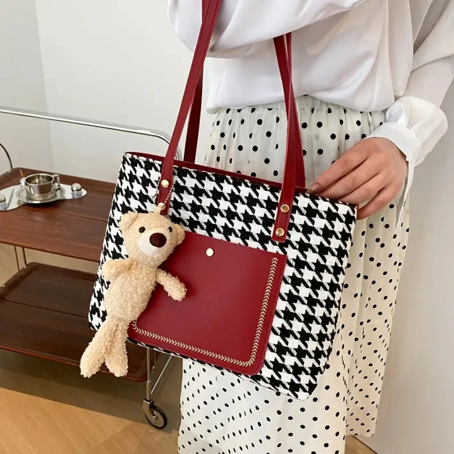 Houndstooth Pattern Tote Bag, Elegant Handbag Women's Casual Zipper Shoulder Bag
Houndstooth Pattern Tote Bag, Elegant Handbag Women's Casual Zipper Shoulder Bag