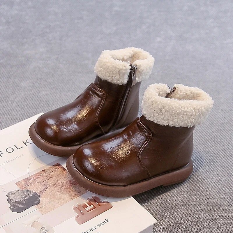 2025 Winter New Girls Ankle Boots Suede Warm Fashion Versatile Kids Princess Boots with Side Zipper Children Leather Boots Soft
2025 Winter New Girls Ankle Boots Suede Warm Fashion Versatile Kids Princess Boots with Side Zipper Children Leather Boots Soft