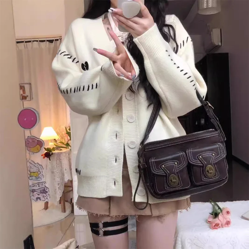 2025 Harajuku сердце лоскутный вязаный свитер кардиган женский Y2K шикарное сшитое пальто с v-образным вырезом осенние корейские кардиганы в консервативном стиле
2025 Harajuku сердце лоскутный вязаный свитер кардиган женский Y2K шикарное сшитое пальто с v-образным вырезом осенние корейские кардиганы в консервативном стиле