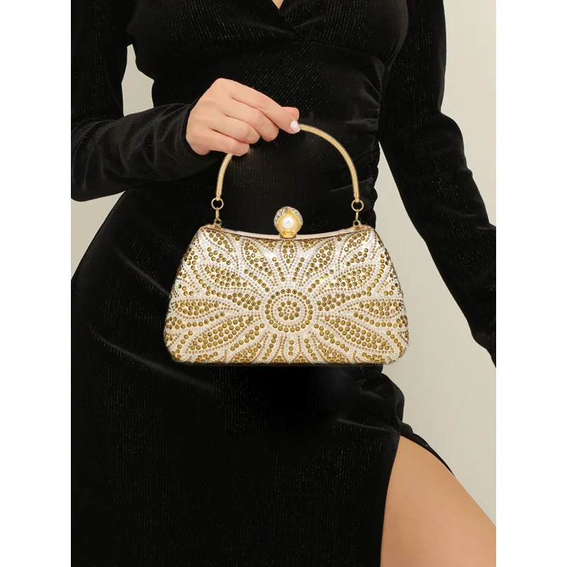 High-end diamond-embellished floral handbag with rhinestones, suitable for cheongsam and wedding evening occasions
High-end diamond-embellished floral handbag with rhinestones, suitable for cheongsam and wedding evening occasions