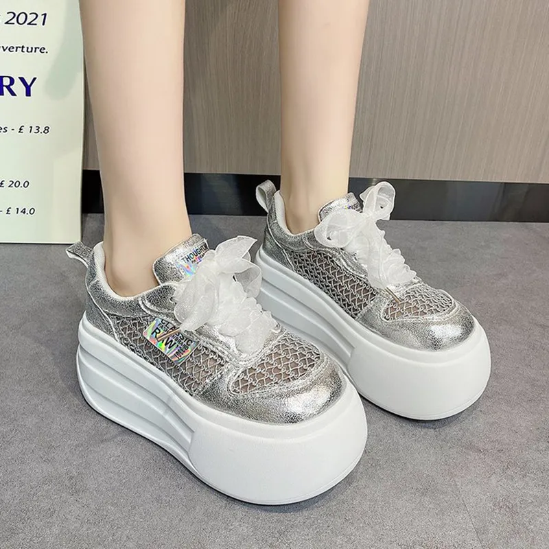 Новые женские кроссовки на высокой платформе из сетки и кожи, осенние, 2026 года, со скрытым каблуком, повседневные спортивные туфли на шнуровке, массивные кроссовки в стиле «папины туфли»
Новые женские кроссовки на высокой платформе из сетки и кожи, осенние, 2026 года, со скрытым каблуком, повседневные спортивные туфли на шнуровке, массивные кроссовки в стиле «папины туфли»