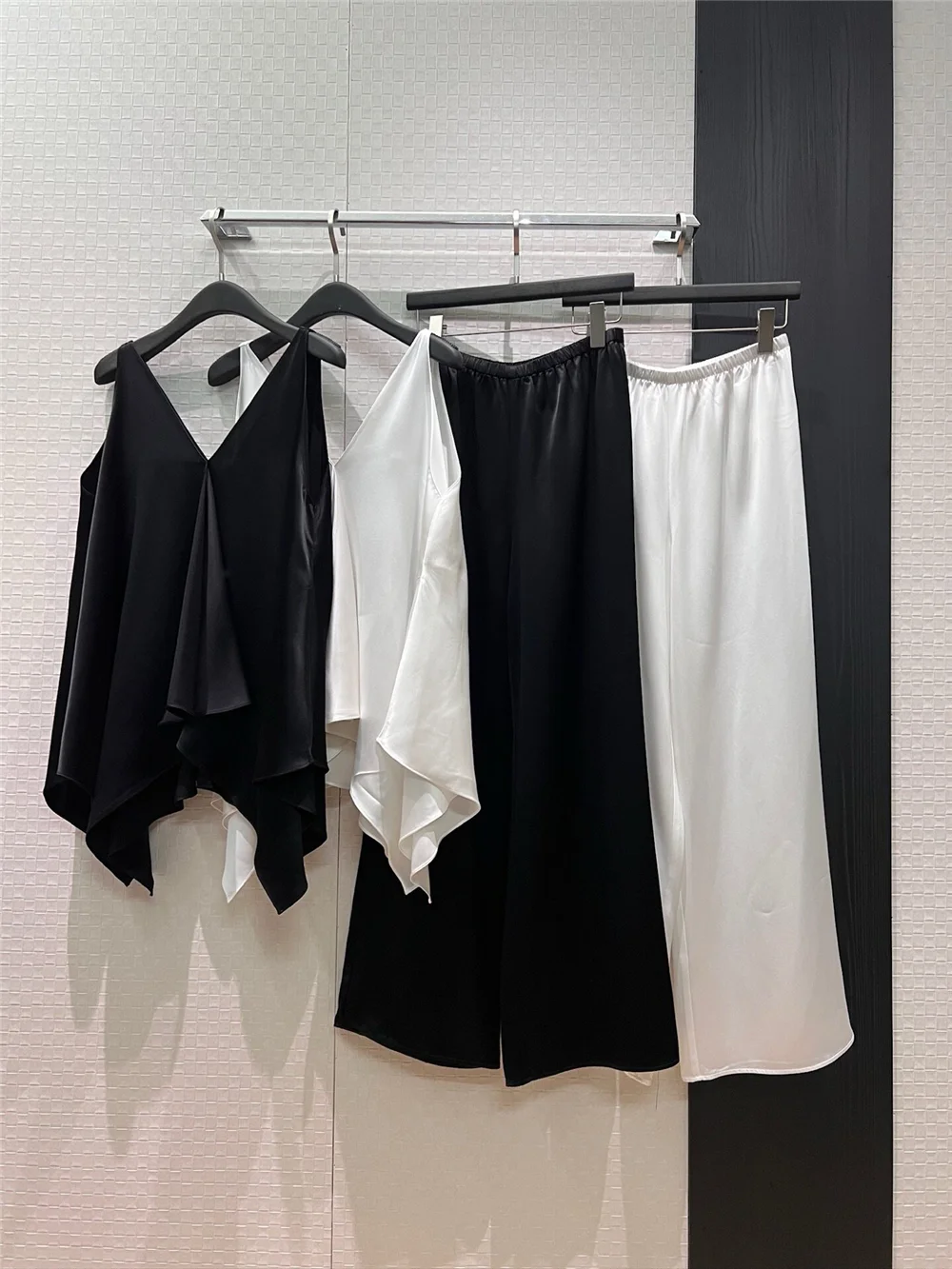Women's Summer Acetate Irregular V-Neck Camisole and Wide-Leg Pants Set
Women's Summer Acetate Irregular V-Neck Camisole and Wide-Leg Pants Set