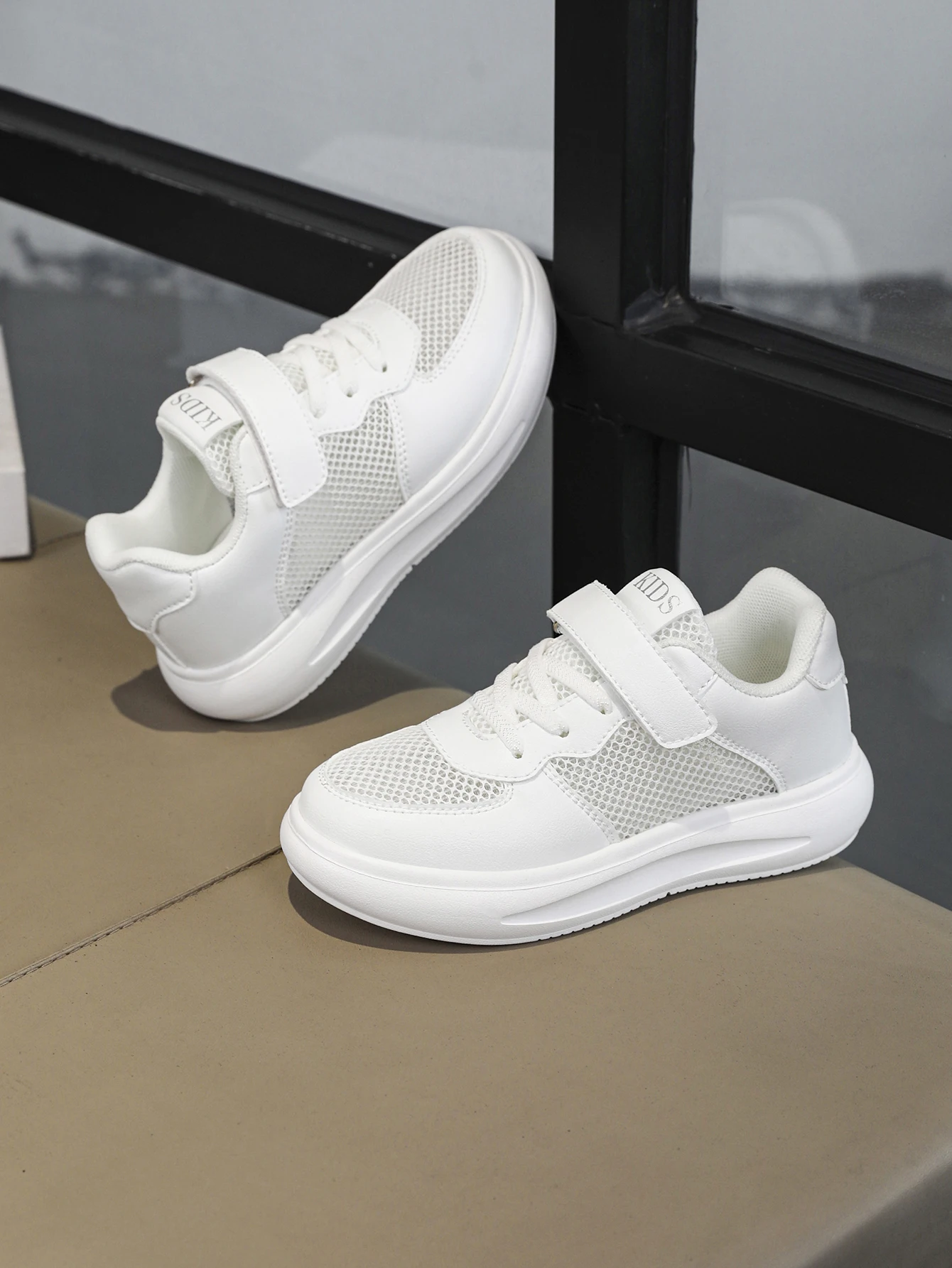 Children's Lightweight Mesh Breathable Sports Shoes - Low-Cut Flats-Soled Casual Kidsren's Shoes, Suitable for Kidsren to Wear up and down in All Seasons, Student School Shoes, White Shoes
Children's Lightweight Mesh Breathable Sports Shoes - Low-Cut Flats-Soled Casual Kidsren's Shoes, Suitable for Kidsren to Wear up and down in All Seasons, Student School Shoes, White Shoes