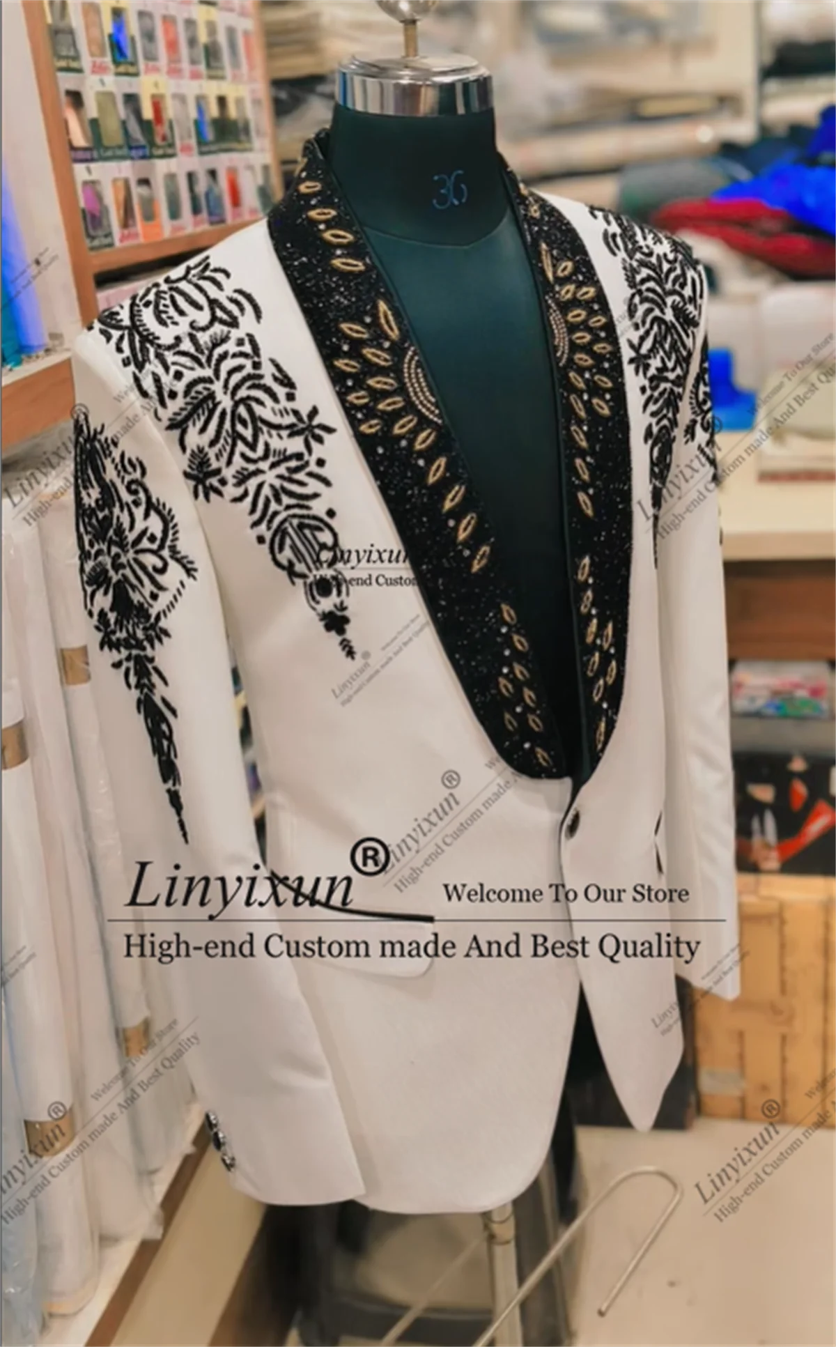 Embroidery beaded design Tuxedo Men Suits Customized Wedding Groom Blazer Glitter Sequin Lapel 3 Piece Set rajes para hombre
Embroidery beaded design Tuxedo Men Suits Customized Wedding Groom Blazer Glitter Sequin Lapel 3 Piece Set rajes para hombre