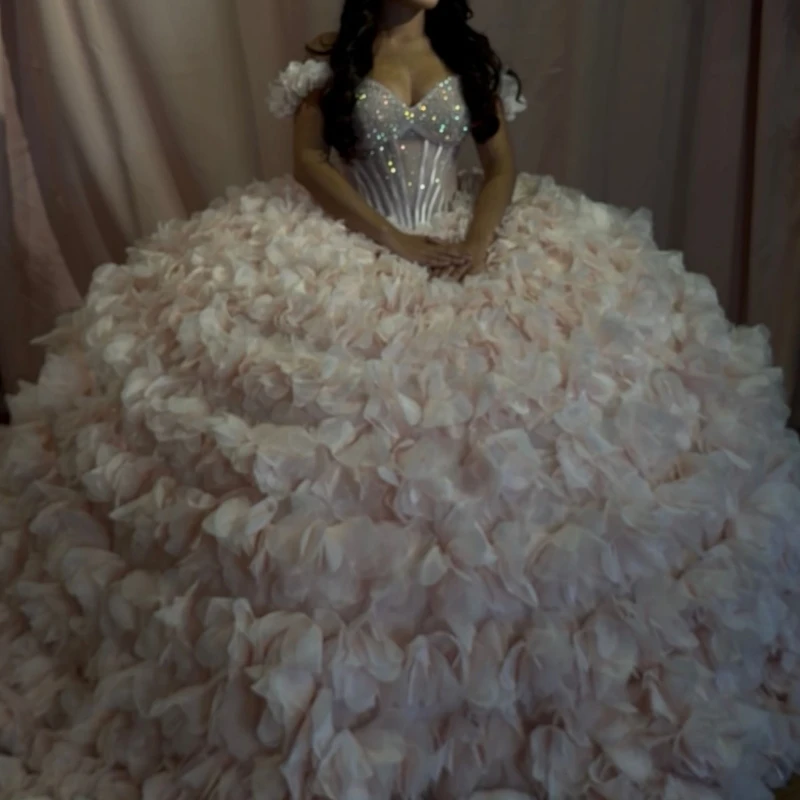 Light Pink Shiny Ball Gown Quinceanera Dresses Beading Crystal Tiered Tull Corset Off Shoulder Sweet 16 Dress Vestidos 15 De
Light Pink Shiny Ball Gown Quinceanera Dresses Beading Crystal Tiered Tull Corset Off Shoulder Sweet 16 Dress Vestidos 15 De