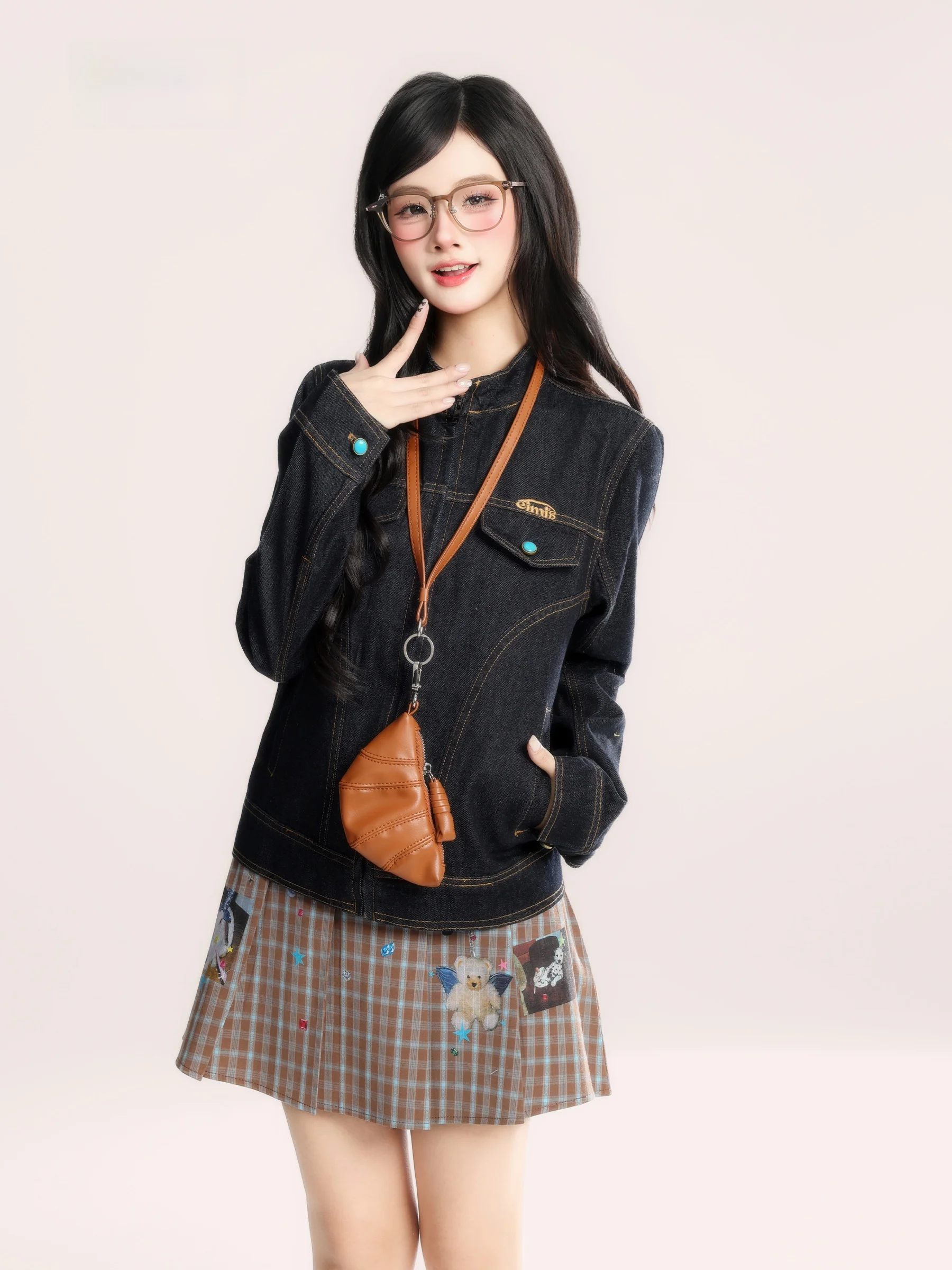 Темно-синяя джинсовая куртка с высоким воротником для женщин, в американском ретро-стиле, новая весенняя модель, улучшенная версия, для субкультур, из смесового хлопка и полиэстера
Темно-синяя джинсовая куртка с высоким воротником для женщин, в американском ретро-стиле, новая весенняя модель, улучшенная версия, для субкультур, из смесового хлопка и полиэстера