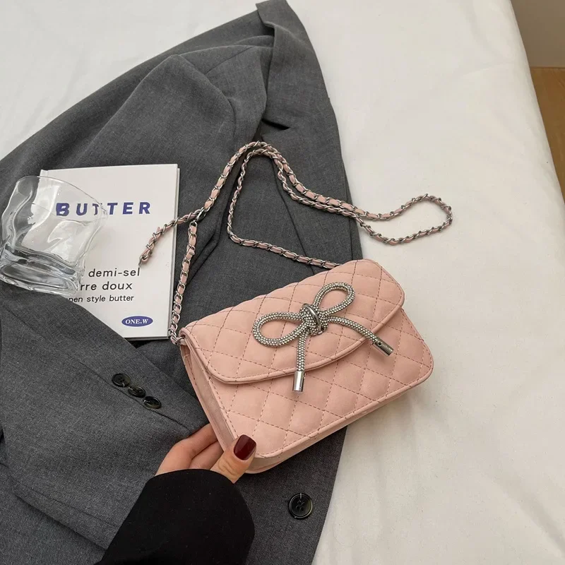 Spring/Summer 2025 New! Women's Small Chain Crossbody Bag with Embroidered Diamond Pattern and Bowknot. Fashionable Bag
Spring/Summer 2025 New! Women's Small Chain Crossbody Bag with Embroidered Diamond Pattern and Bowknot. Fashionable Bag