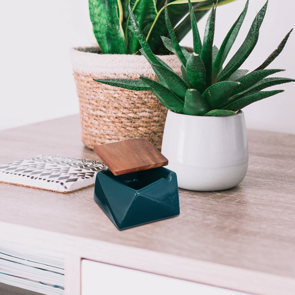 1pc Diamond Ceramic Ashtray Lid Creative Decorative Ash Container Large Deep Grooves Windproof Smoke Home Office Patio Safe Easy 
1pc Diamond Ceramic Ashtray Lid Creative Decorative Ash Container Large Deep Grooves Windproof Smoke Home Office Patio Safe Easy