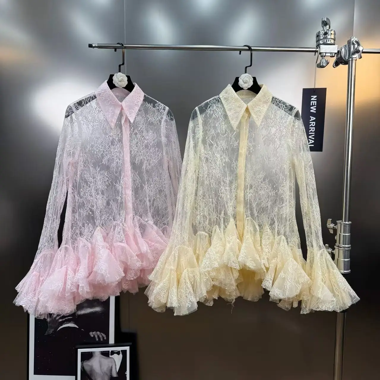 2025 Summer Fashion Lace Splicing Horn Sleeve Three-dimensional Flower Cluster Fluffy Perspective Lace Dress for Ladies
2025 Summer Fashion Lace Splicing Horn Sleeve Three-dimensional Flower Cluster Fluffy Perspective Lace Dress for Ladies