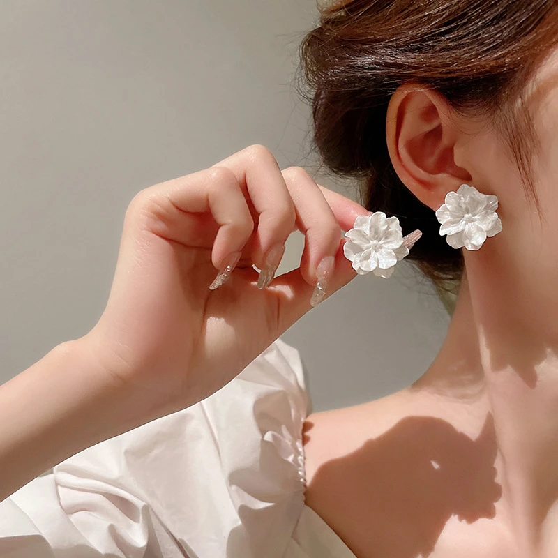 Fashion White Camellia Flower Stud Earring for Women Simple Sweet Acrylic Resin Flower Earrings Girl Party Wedding Jewelry Gift
Fashion White Camellia Flower Stud Earring for Women Simple Sweet Acrylic Resin Flower Earrings Girl Party Wedding Jewelry Gift