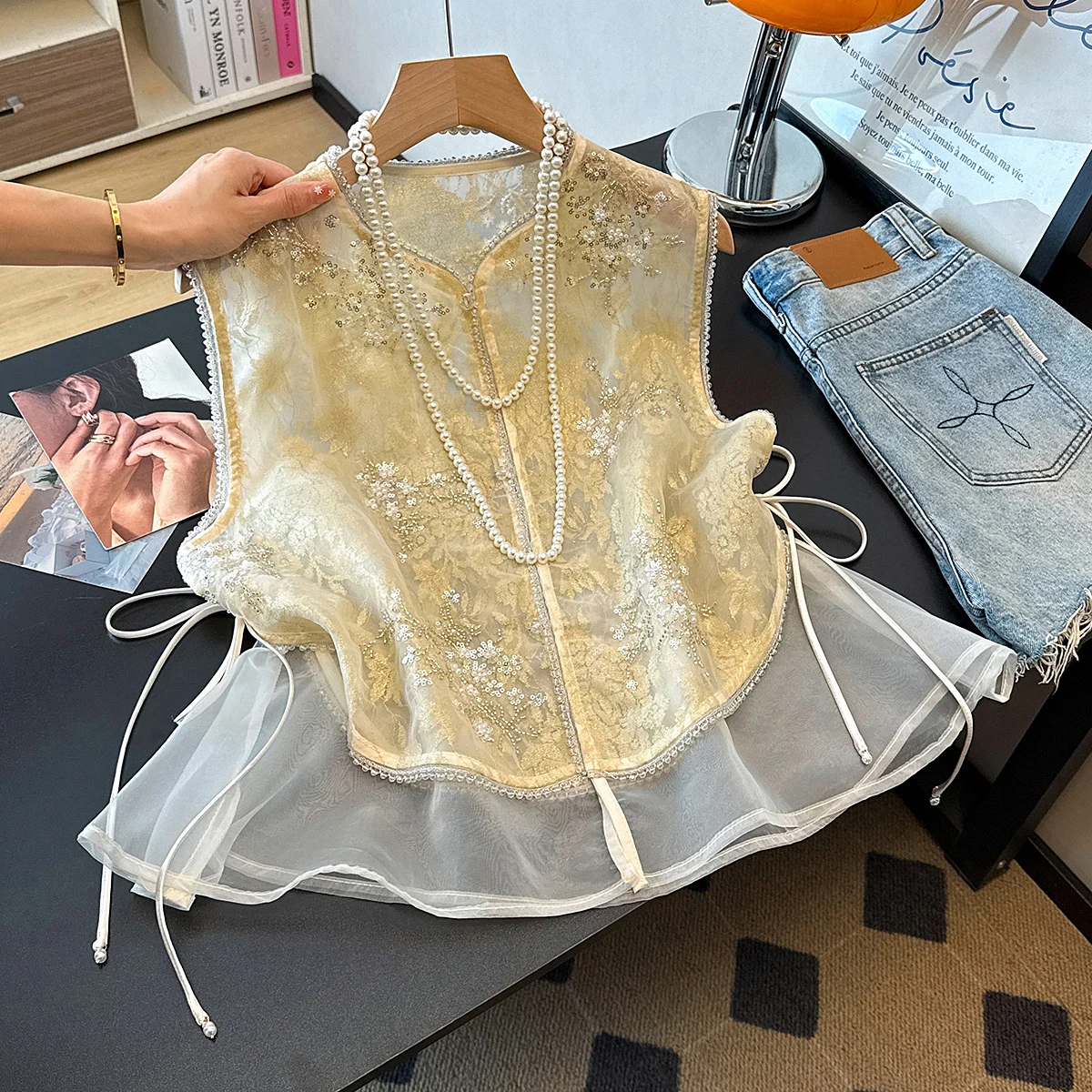 New Chinese Style Revised Vest Heavy Embroidery Shiny Sequins Sleeveless Top Summer Thin Retro Anti-aging Vest Top
New Chinese Style Revised Vest Heavy Embroidery Shiny Sequins Sleeveless Top Summer Thin Retro Anti-aging Vest Top