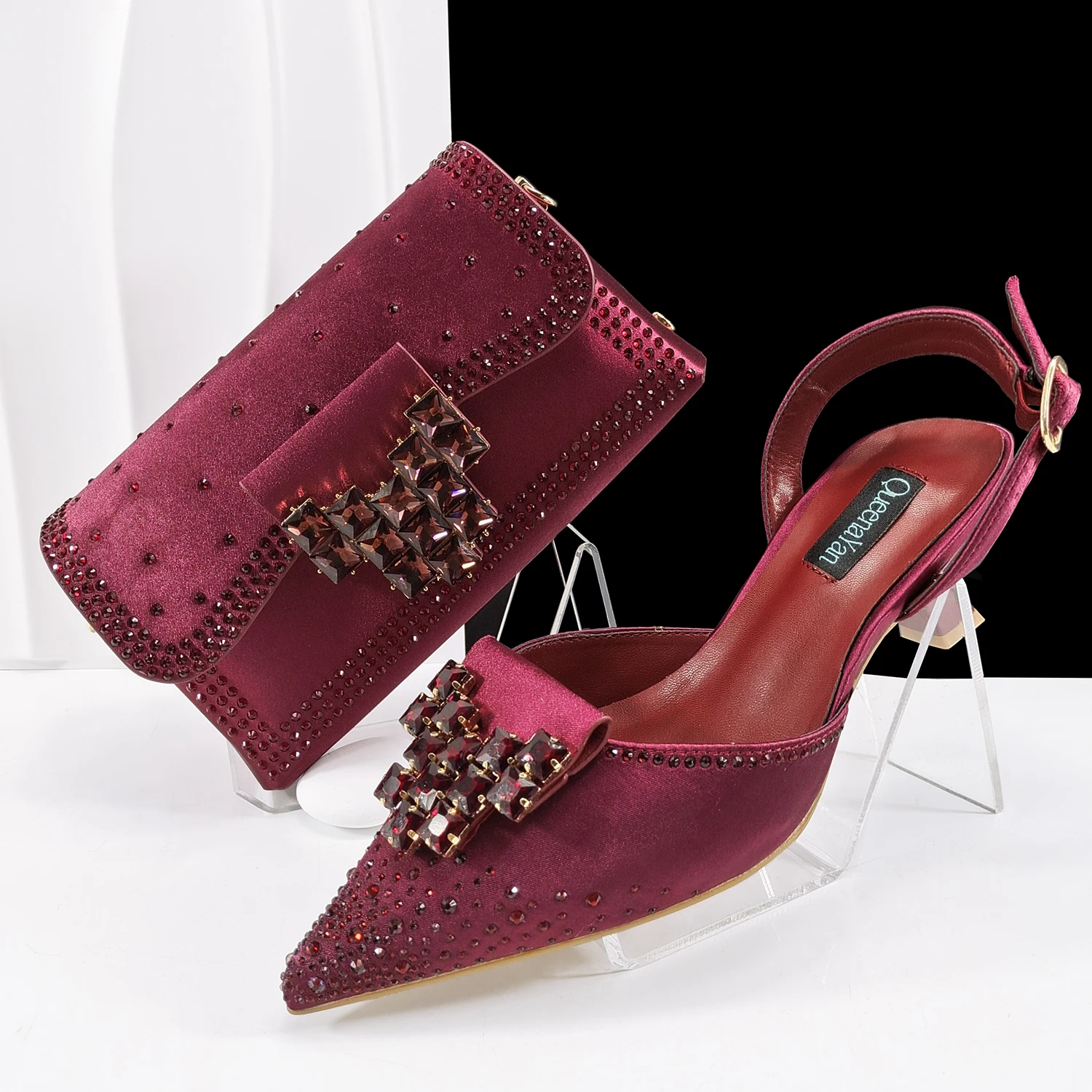 Набор из блестящих туфель и сумки в элегантном стиле для вечеринок и свадеб, женские туфли с открытым носком и уникальным дизайном каблука, а также подходящая сумка, комплект 61-20
Набор из блестящих туфель и сумки в элегантном стиле для вечеринок и свадеб, женские туфли с открытым носком и уникальным дизайном каблука, а также подходящая сумка, комплект 61-20