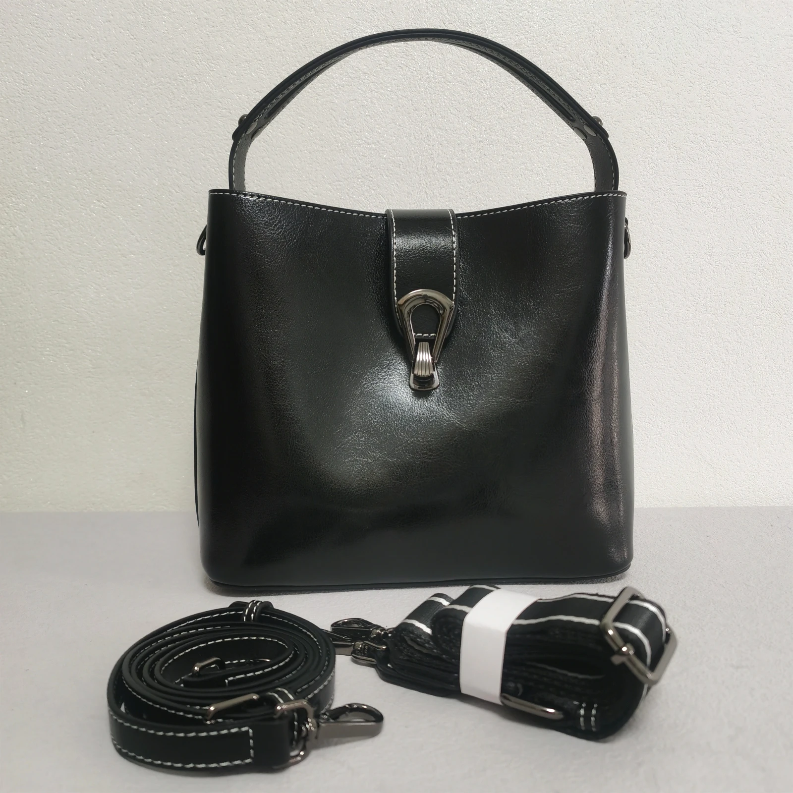 Women's Oil Wax Cowhide Shoulder Bucket Bag Multi-style Commuter Tote Crossbody Handbag with 2 Detachable Straps
Women's Oil Wax Cowhide Shoulder Bucket Bag Multi-style Commuter Tote Crossbody Handbag with 2 Detachable Straps