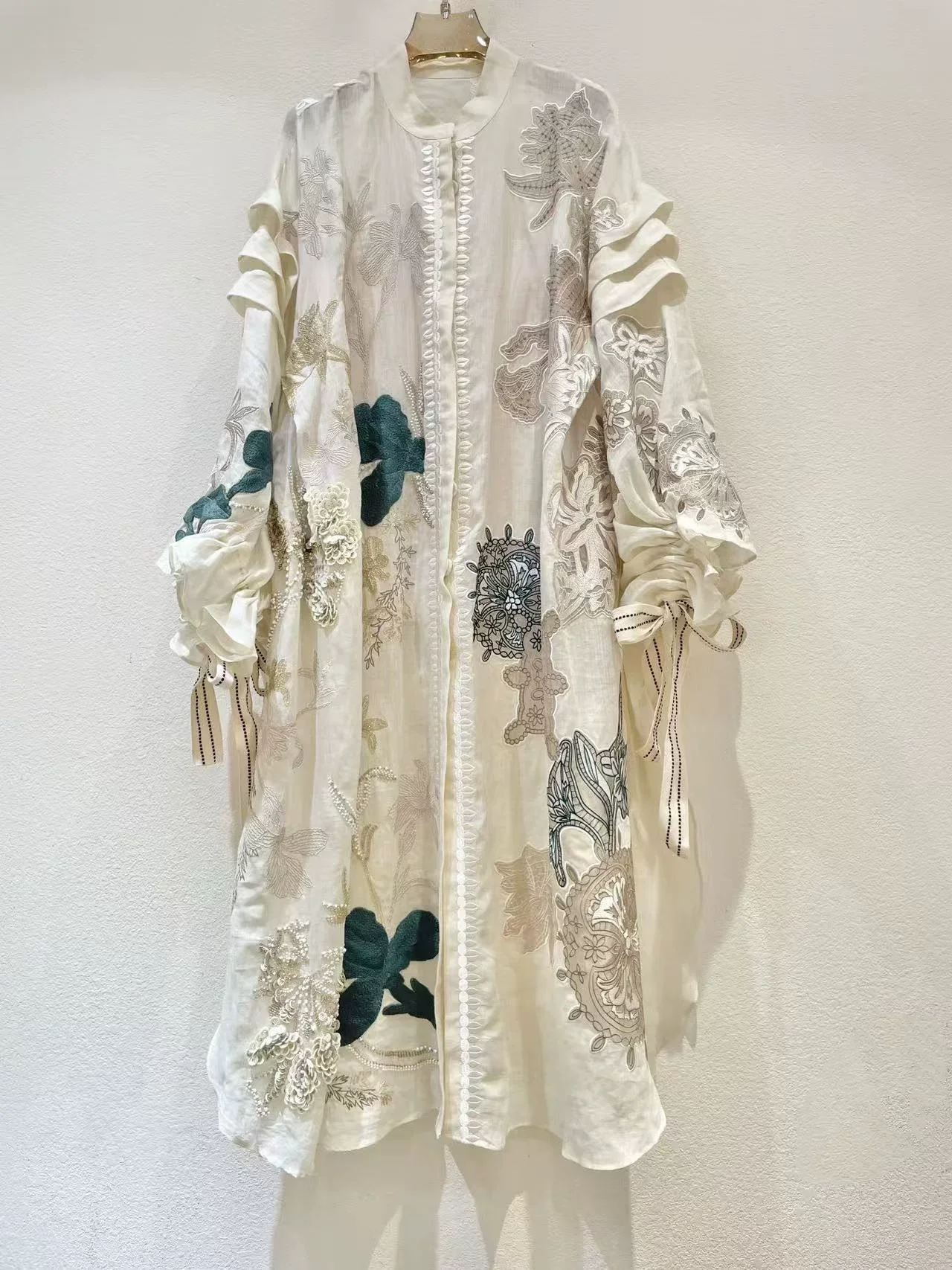 2026 Spring Summer Handmade Beaded Sequins Flowers Embroidered Tops Women Fashion Loose Silk Organza Beige Long Coat
2026 Spring Summer Handmade Beaded Sequins Flowers Embroidered Tops Women Fashion Loose Silk Organza Beige Long Coat