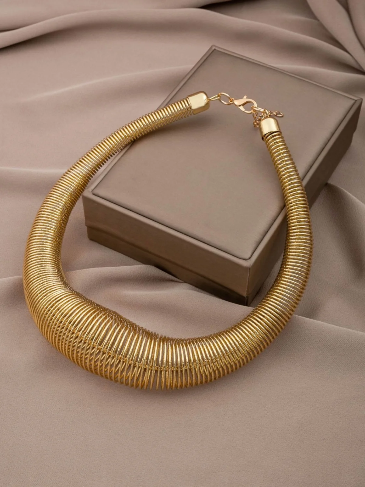 Exaggerated Metal Spring Nelace Stage Proam Women's Faion Jewelry round Ring Sle High-End Feelings rican Pendant
Exaggerated Metal Spring Nelace Stage Proam Women's Faion Jewelry round Ring Sle High-End Feelings rican Pendant